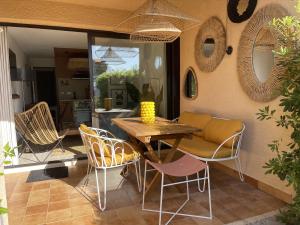 Gigaro Apt 4 pers Vue mer Plage a pieds Piscine, Tennis