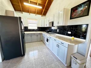 Lailamar Villa, Ocean View, AC & Pool - Entire Villa