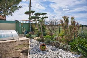 Maisons de vacances Nice spacious house with garden and swimming pool : photos des chambres