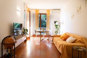 Ampio attico con terrazzo con vista, centrale, parcheggio gratis