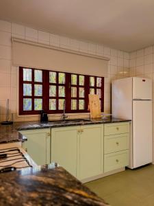 Casa con pileta, jardín y quincho