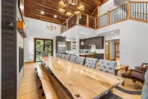 Lodge at Alexander - 8 bd - Hot tub - GameRm - AC - Trailer parking - Fireplace - Fire pit - Lucile