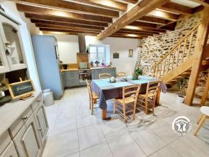 Maisons de vacances Gite Saint-Calais-du-Desert, 4 pieces, 6 personnes - FR-1-600-161 : photos des chambres