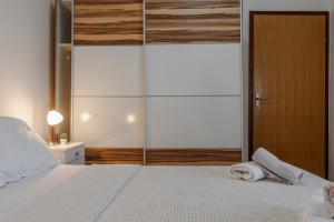 Apartments with parking space Vir - 23025