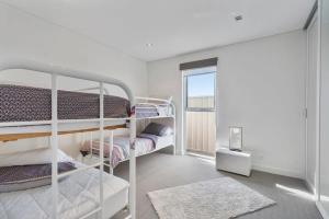 52 Esplanade - BYO Linen - Luxury - Seafront - Wi-Fi