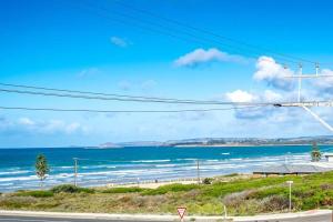 Sweeping Ocean Views -136 Newell - BYO Linen - PetsNegotiable - WiFi