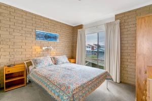 Knights View - 2 14 Merrilli - BYO Linen - Wi-Fi - Beachfront