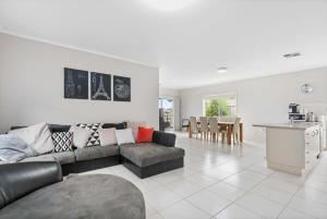 Beautiful Island Blanche Pde Hindmarsh Island - BYO Linen - WiFi