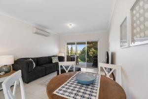 13A Elliot Ave BYO Linen - SeaViews - Walk to Beach - Bikeway - Wi-Fi