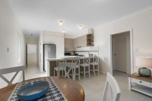 13A Elliot Ave BYO Linen - SeaViews - Walk to Beach - Bikeway - Wi-Fi
