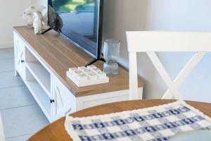 13A Elliot Ave BYO Linen - SeaViews - Walk to Beach - Bikeway - Wi-Fi