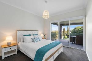 13A Elliot Ave BYO Linen - SeaViews - Walk to Beach - Bikeway - Wi-Fi