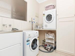 19-117 Franklin Pde - Beachfront Location - No Linen Included