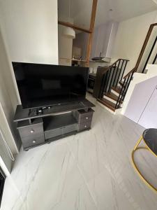 Fully Furnished 2 BR w Netflix