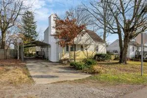 Housepitality - West Side Lodge - 6 BR 2 BA - 格罗夫城