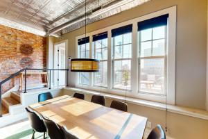 2BR Updated Dtwn Condo Streaming, Patio, W and D