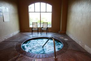 B2 Poolside Palace Top Floor 3 Bdrm Sunset View