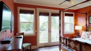 D210 Second Floor 3-bedroom Poolside Lanai