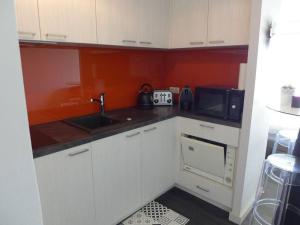 superbe studio MIRAMAR plein sud, pieds dans leau