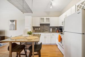 CozySuites Mill District with pool, gym #01