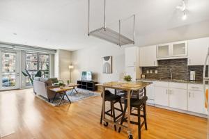 CozySuites Mill District with pool, gym #01