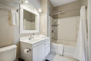 CozySuites Mill District with pool, gym #01