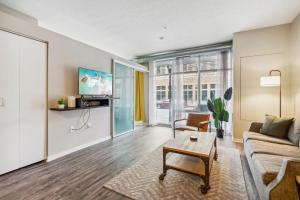 CozySuites Mill District with pool, gym #02