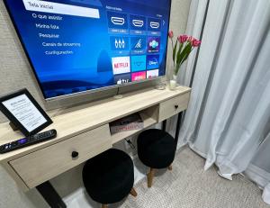 Apartamento decorado com sacada no polo cultural e eventos da Cidade de São Paulo