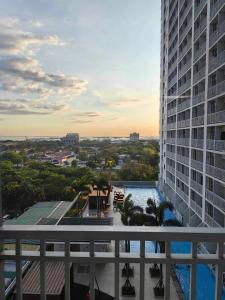 Condo Near MOA, NAIA, PICC, & CCP that is comfy with a view!