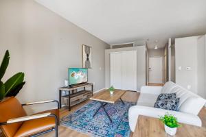 CozySuites Mill District with pool, gym #04