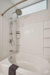 CozySuites Mill District with pool, gym #04