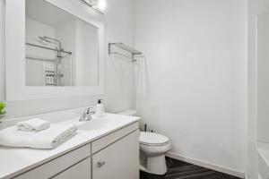 CozySuites Mill District with pool, gym #06