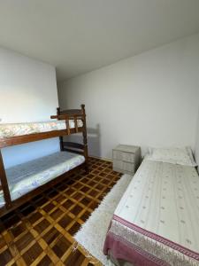 Quarto privativo em residência ótima localização