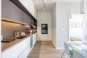 Stylish & Spacious Central Suite by Prestige Homes