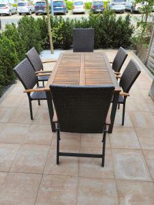 Eleonoras Ferienwohnung in Würzburg Stadt mit Terrasse im Erdgeschoss inklusive eigenen Parkplätzen vor der Tür