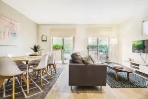 Harp Haven - Contemporary in Suburban Tree lined Kew - Balwyn