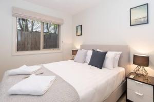 Harp Haven - Contemporary in Suburban Tree lined Kew
