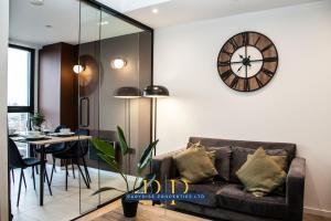 Manchester Skyline Haven - Modern 1BR Retreat for 2 with Rooftop Access by Parydise Properties