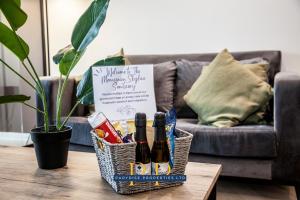 Manchester Skyline Haven - Modern 1BR Retreat for 2 with Rooftop Access by Parydise Properties