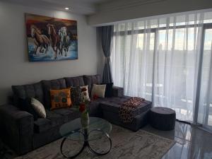 Tranquil 7th floor Apartment near Art Caffe Market