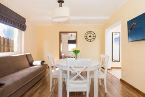 Holiday House BURSZTYN - Nature, Relax & Terrace by Noclegi Renters