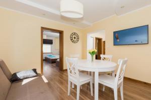 Holiday House BURSZTYN - Nature, Relax & Terrace by Noclegi Renters