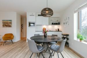 Huswell - Spacious top-floor apartment with private parking