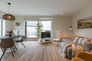 Huswell - Spacious top-floor apartment with private parking