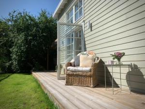 Strandnära, pergola, P-plats i Höllviken