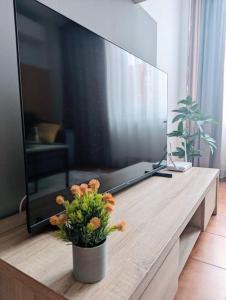 Peaceful Victory Square Home