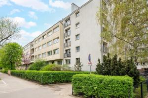 Solec by the River Apartment by BookingHost