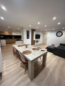 Grand loft confortable à deux pas de la plage