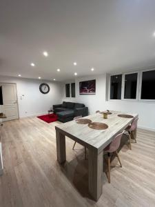 Grand loft confortable à deux pas de la plage