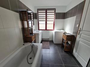 Appartements Le Spacieux a Saint-Omer - 2 chambres, centre et gare a pied, parking gratuit : photos des chambres